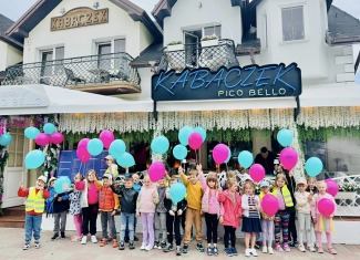 Z okazji Dnia Dziecko, grupa dzieci wybrała się do miejscowej restauracji Kabaczek Pico Bello w Ustroniu Morskim