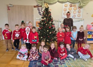 Świąteczne ubieranie choinek w przedszkolu