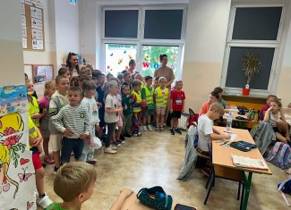 Przyszli pierwszoklasiści z wizytą w szkole - Żabki i Liski